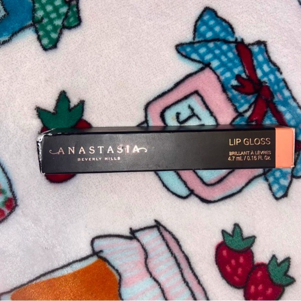 Anastasia Beverly Hills lip gloss in shade "Peachy Nude"